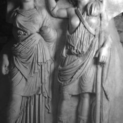 Andreia Tarafından Taçlandırılan Aphrodite - Tilda Hassan