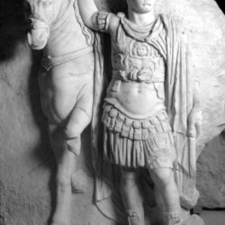 Dioskur Olarak Betimlenen Prens (atı sağ koluyla tutan) - İpek & Giuseppe Farina